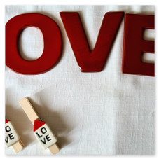 Scritta LOVE in rosso e mollette con scritta LOVE